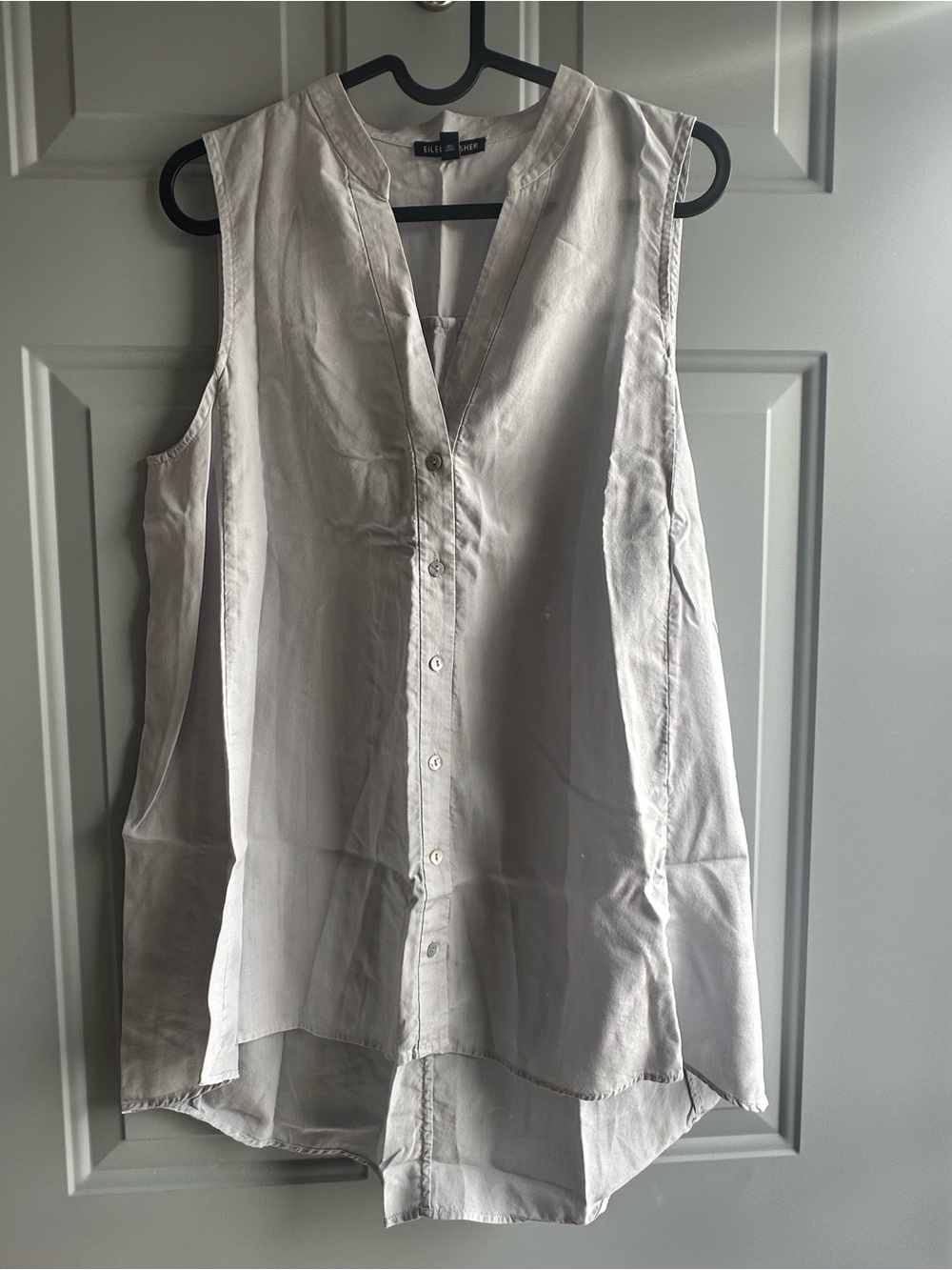 EILEEN FISHER Sleeveless Button-Front Tunic Top in Light Gray